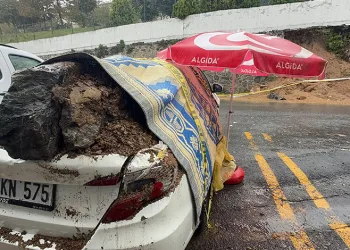 Sultangazi’de istinat duvarı çöktü: Otomobil enkaz altında kaldı