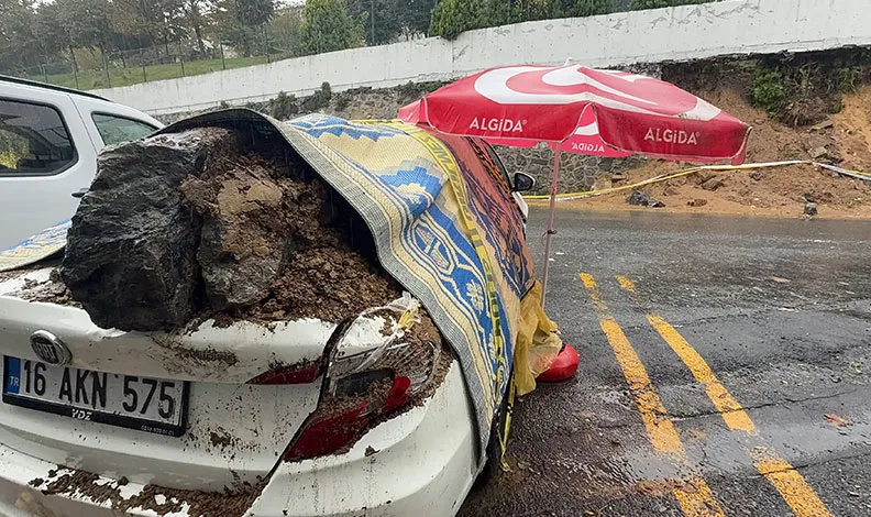 Sultangazi’de istinat duvarı çöktü: Otomobil enkaz altında kaldı