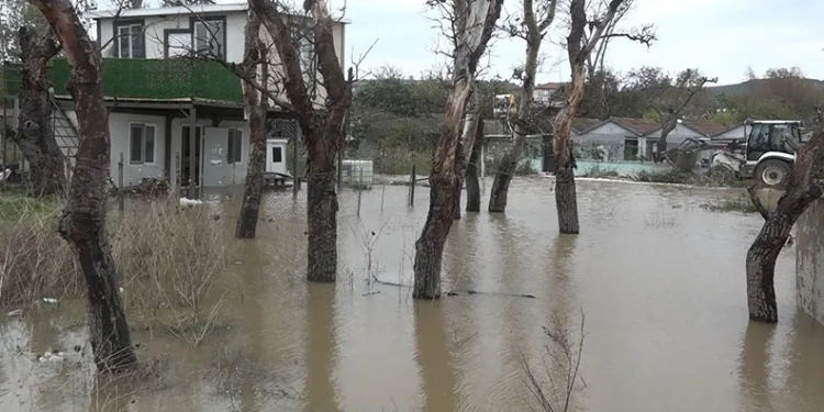 Bursa’da dereler taştı, evleri ve iş yerlerini sular bastı