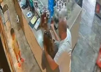 Çocuğunun gözü önünde eşini darp edip boğmaya çalıştı