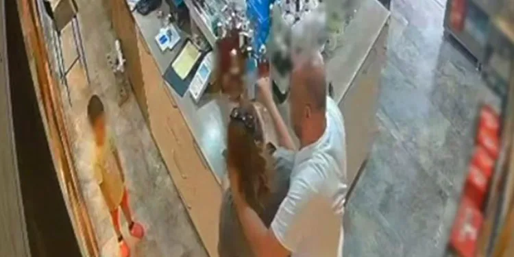 Çocuğunun gözü önünde eşini darp edip boğmaya çalıştı