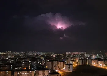 Elazığ’da bulutların arasında şimşek gösterisi