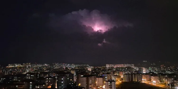 Elazığ’da bulutların arasında şimşek gösterisi