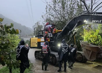 Taşan dere mahalleyi sular altında bıraktı