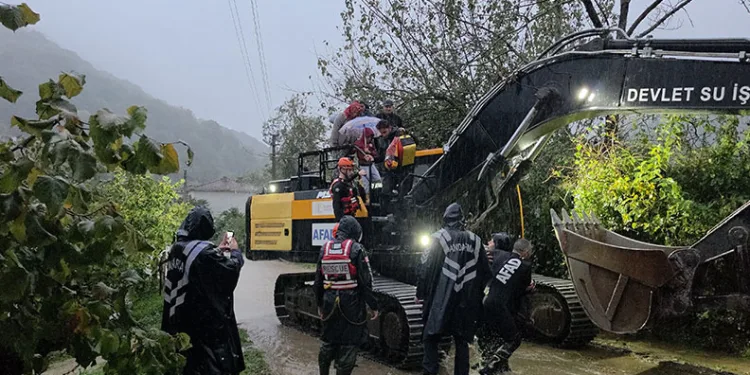 Taşan dere mahalleyi sular altında bıraktı
