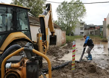Mudanya Esence’de sel ve su baskınına müdahale sürüyor