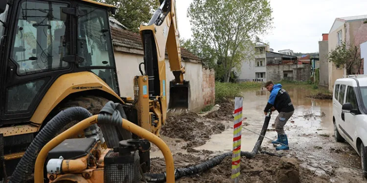 Mudanya Esence’de sel ve su baskınına müdahale sürüyor