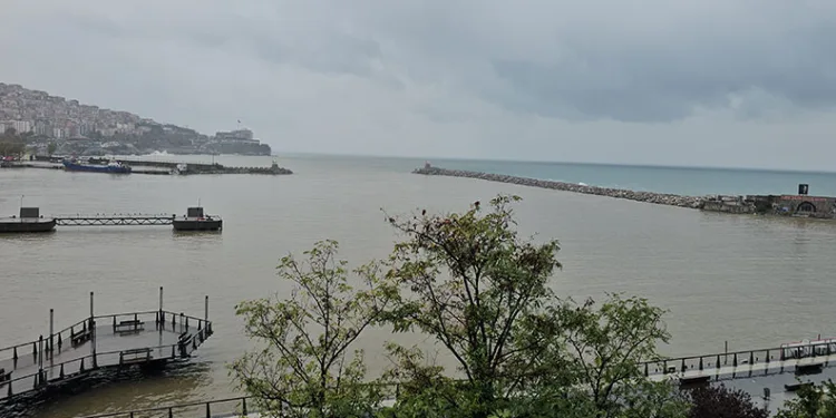 Zonguldak’ta sağanak yağış limanın rengini değiştirdi