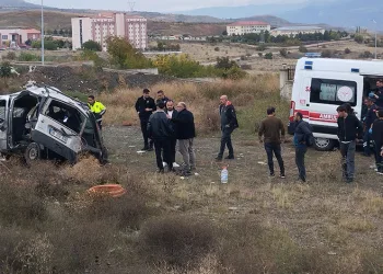 Sivas’ta hafifi ticari araç şarampole uçtu: 3’ü ağır 5 yaralı