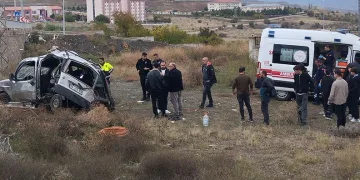 Sivas’ta hafifi ticari araç şarampole uçtu: 1 kişi öldü, 2’si ağır 4 yaralı
