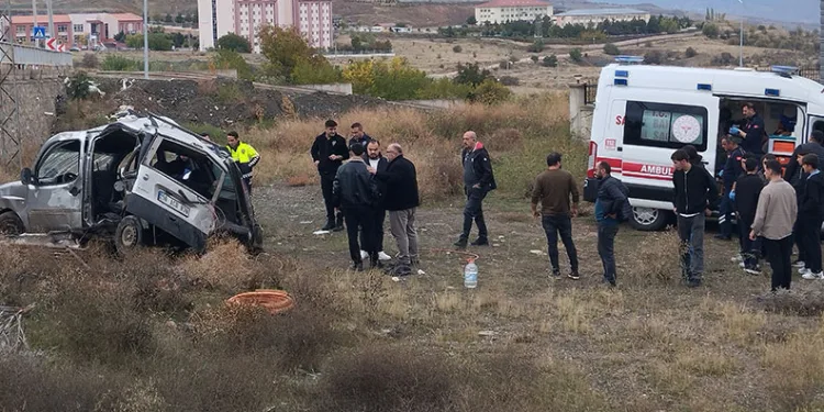 Sivas’ta hafifi ticari araç şarampole uçtu: 1 kişi öldü, 2’si ağır 4 yaralı