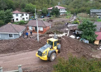 Sakarya’da sel ve heyelan bir evi yıktı