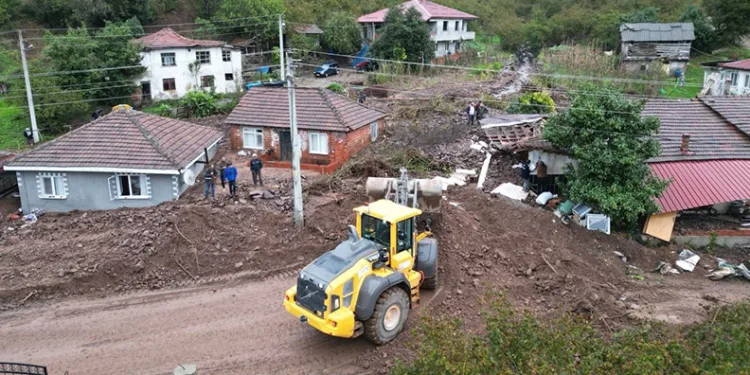 Sakarya’da sel ve heyelan bir evi yıktı