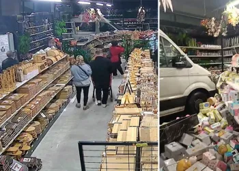Bursa’da mağazaya servis aracı daldı