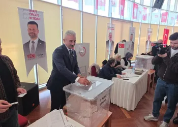YENİ Parti Bursa’da sandık başında: Nihat Yeşiltaş oyunu kullandı