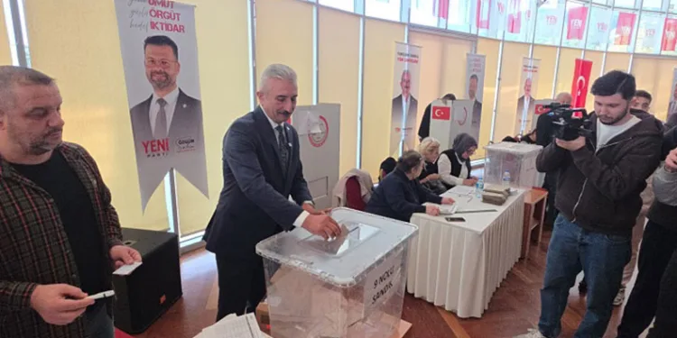 YENİ Parti Bursa’da sandık başında: Nihat Yeşiltaş oyunu kullandı