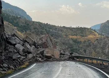 Şırnak-Beytüşşebap yolu, dev kayalar nedeniyle ulaşıma kapandı