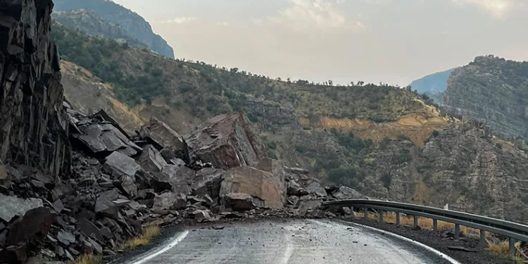 Şırnak-Beytüşşebap yolu, dev kayalar nedeniyle ulaşıma kapandı