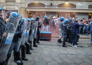 Milano’da protestocular polisle çatıştı
