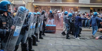 Milano’da protestocular polisle çatıştı