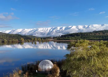 Uludağ’ın karlı zirvesinin göletteki yansıması mest etti