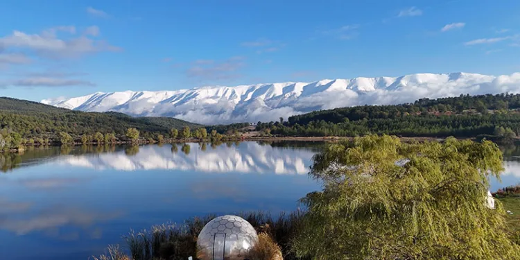 Uludağ’ın karlı zirvesinin göletteki yansıması mest etti