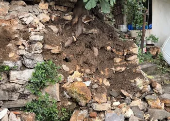 Yağmurdan dolayı toprak kaydı, taşlar devrildi