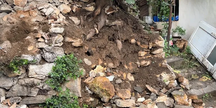 Yağmurdan dolayı toprak kaydı, taşlar devrildi