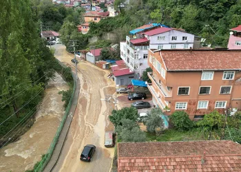Zonguldak’ta heyelan nedeniyle evin yolu kapandı, elektrik hattı koptu