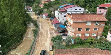 Zonguldak’ta heyelan nedeniyle evin yolu kapandı, elektrik hattı koptu