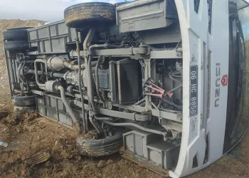 Cezaevi nakil aracı devrildi, 7 kişi yaralandı