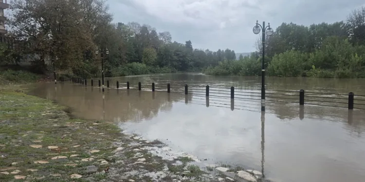 Bartın Irmağı Yalı bölgesinde de taşmaya başladı
