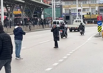 Bursa’da çocuğunu göremeyen kadın boynuna bıçak dayadı