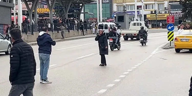 Bursa’da çocuğunu göremeyen kadın boynuna bıçak dayadı