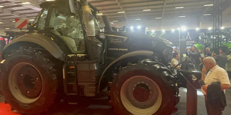 Fiyatıyla dudak uçuklatan traktör çiftçilerin ilgi odağı oldu