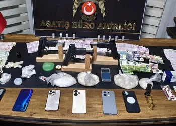 İzmir’de uyuşturucu ve silah operasyonu: 5 gözaltı