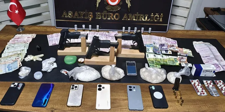 İzmir’de uyuşturucu ve silah operasyonu: 5 gözaltı