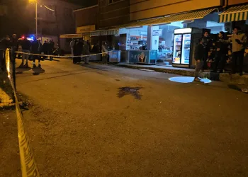 Boşanma aşamasındaki eşini ve araya giren genci vurdu