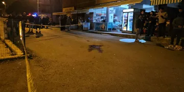 Boşanma aşamasındaki eşini ve araya giren genci vurdu