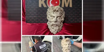 İzmir’de 2 bin yıllık Zeus mermer heykel başı ele geçirildi
