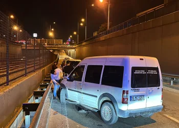 Bursa’da otomobile çarpan motosiklet sürücüsü yaralandı