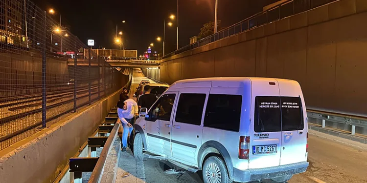 Bursa’da otomobile çarpan motosiklet sürücüsü yaralandı