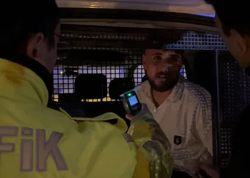 Bursa’da polis uygulamasından kaçarken trafik lambasına çarptı