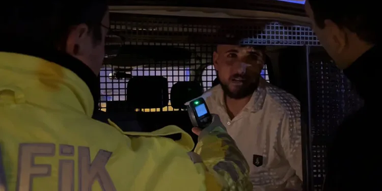 Bursa’da polis uygulamasından kaçarken trafik lambasına çarptı