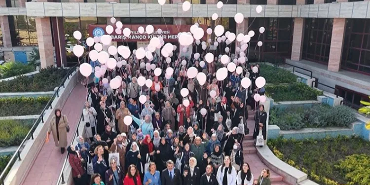 Bursa’da meme kanserine karşı gökyüzü pembeye boyandı