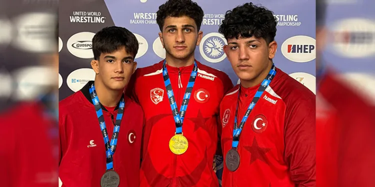 Büyükşehir Belediyesporlu güreşçilerden 3 madalya