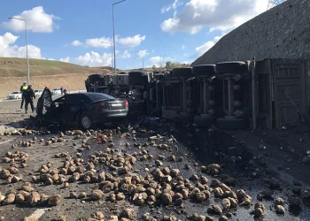 Ağrı’da tır ve otomobilin çarpıştı feci kazada 4 kişi öldü