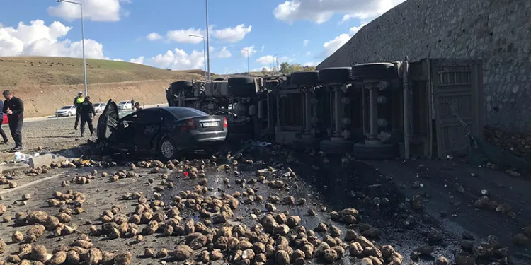 Ağrı’da tır ve otomobilin çarpıştı feci kazada 4 kişi öldü