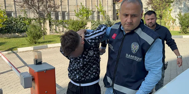 Kız meselesi yüzünden 2 kişiyi bıçakladı