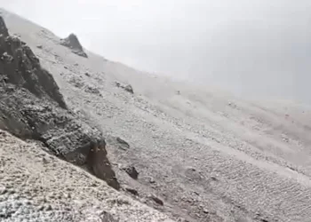 Karayazı’da Çakmak Dağı’na mevsimin ilk karı düştü